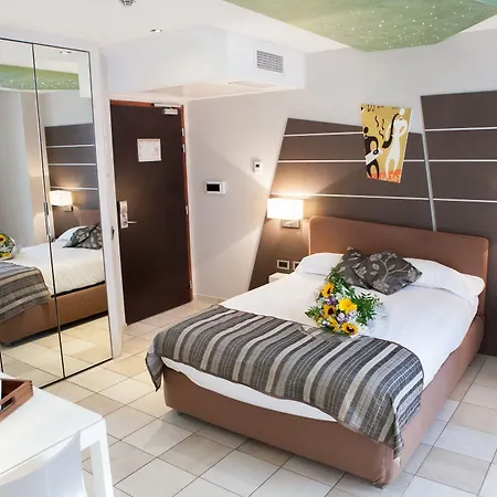 D'elsa מלון דירות ז'ואן-לה-פינס